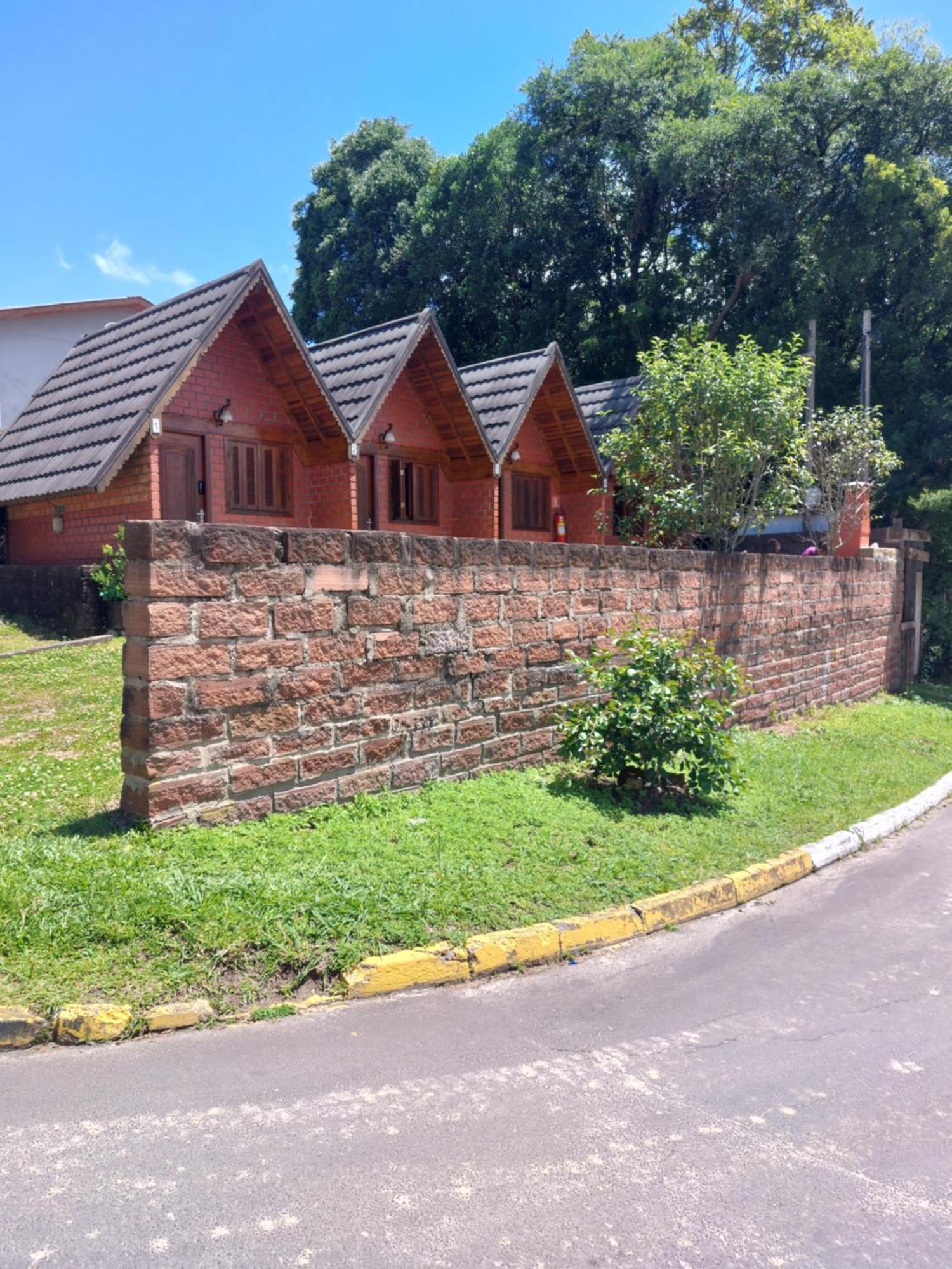 Pequena Pousada Pernottare Estacionamento Frente E Lado Publico Privado Gramado Eksteriør bilde