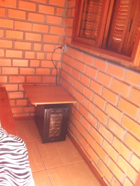 Pequena Pousada Pernottare Estacionamento Frente E Lado Publico Privado Gramado Rom bilde